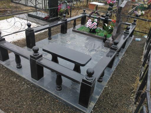 Столик для кладбища centergranit ru. Гранитный стол на кладбище. Гранитные столы и лавочки. Гранитная скамейка на кладбище. Столик в оградку на кладбище.